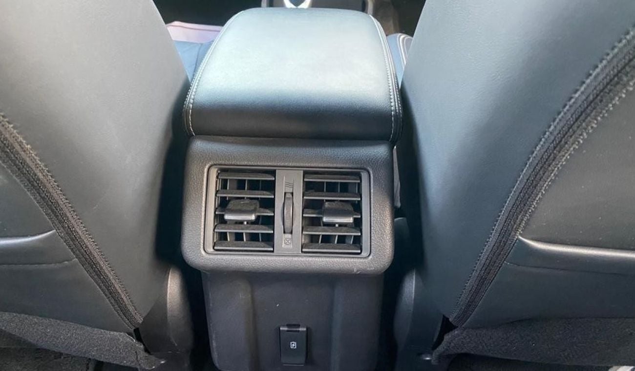 ميتسوبيشي آوتلاندر PHEV 2.4 Liter Right Hand Drive Automatic Sunroof Leather seats