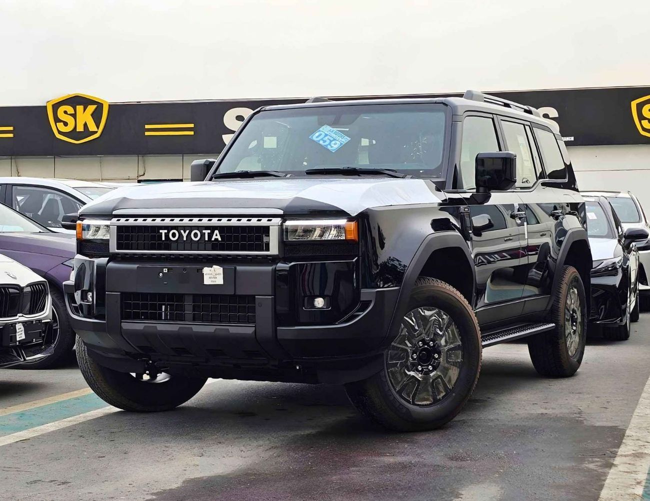 Toyota Prado TURBO ALL ROUNDER / 2.8L DIESEL V4 / SQUARE LIGHTS / DIFFLOCK / SUNROOF / COOL BOX (CODE # P28AR2)