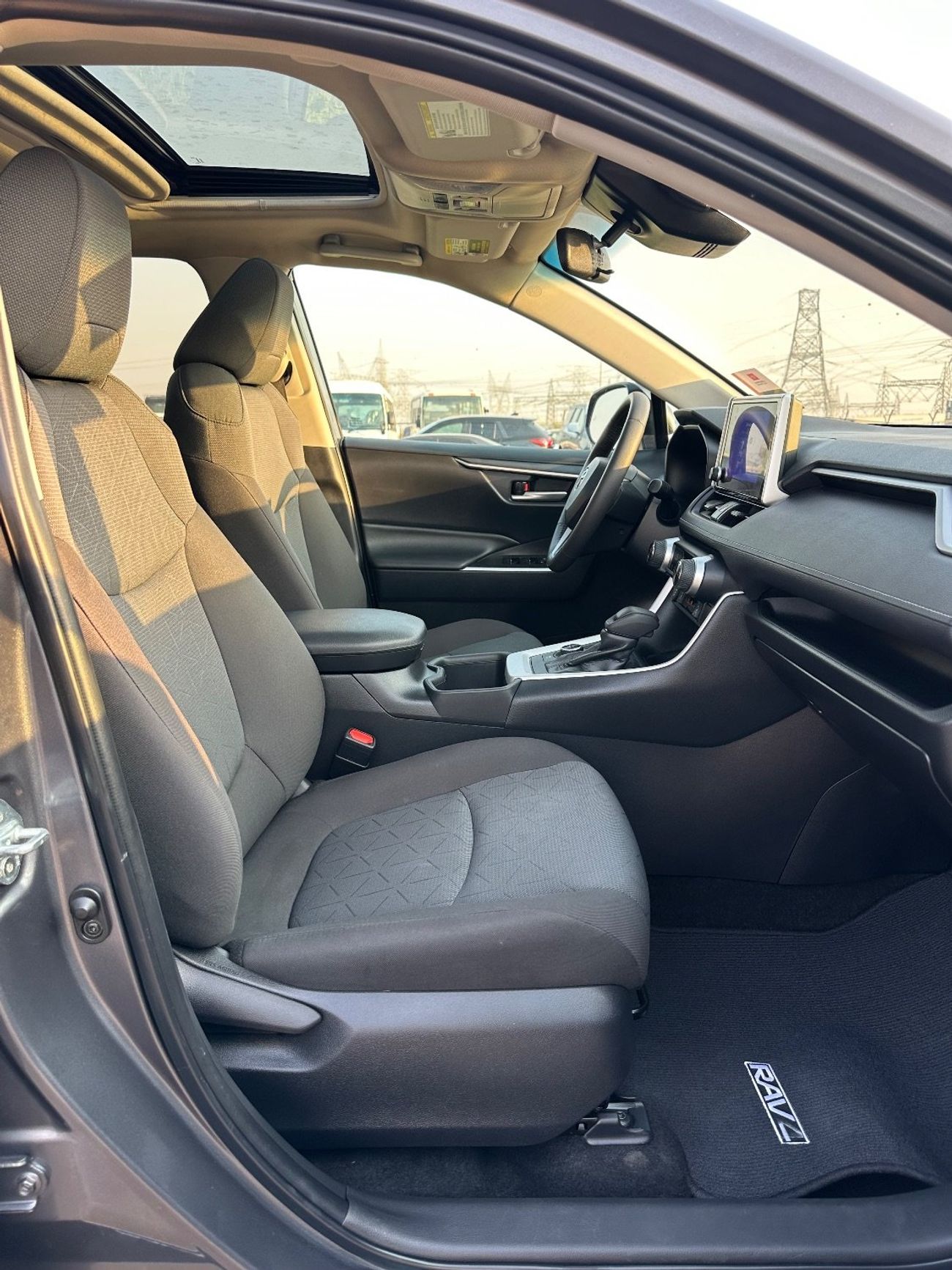 Toyota RAV4 hybrid XLE 2.5L | Sunroof Full option