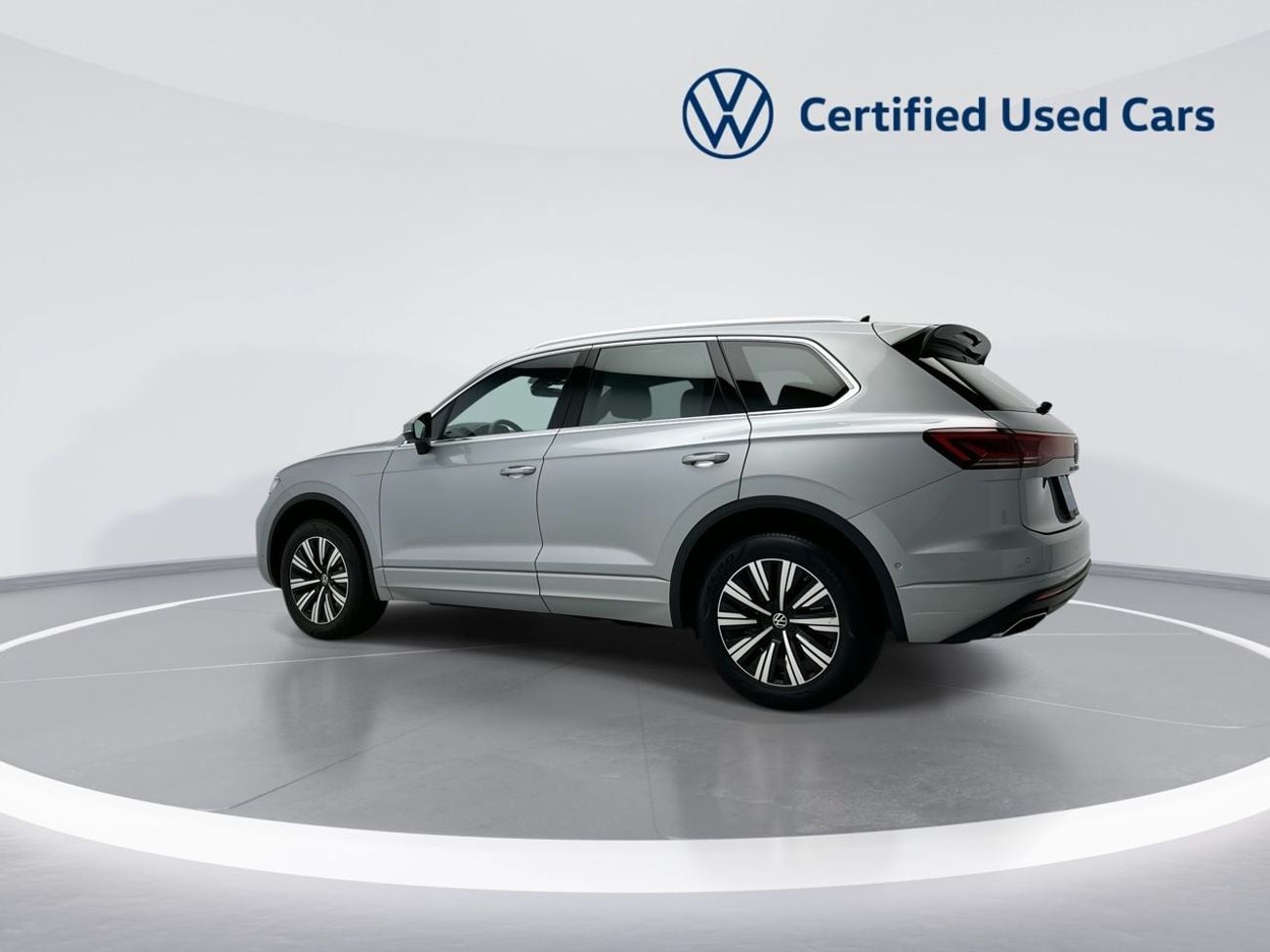 فولكس واجن طوارق | 42,100 AED SAVINGS from New Car | ONLY 3,796 KM | As-New Flagship Luxury | Warranty and Free Servi