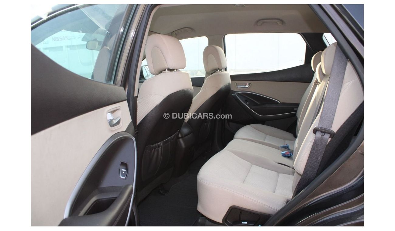 Hyundai Santa Fe Hyundai Santa Fe 2018 GCC 6 cylinder in excellent condition without accidents, very clean from insid