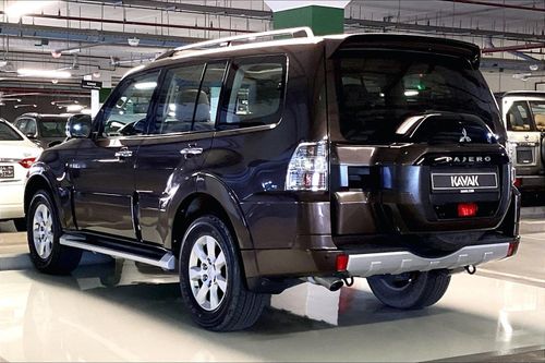 ميتسوبيشي باجيرو GLS Midline w/sunroof | شامل الضمان | 0 ﺪﻔﻋﺓ ﺃﻮﻟﻯ