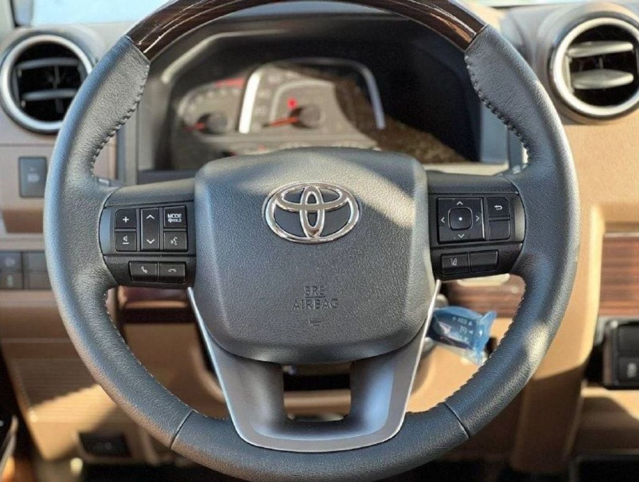 Toyota Land Cruiser 70 LC76 2.8L DSL A/T // 2024 // FULL OPTION WITH RADAR , CRUISE CONTROL , DVD&REAR CAMERA // SPECIAL OF