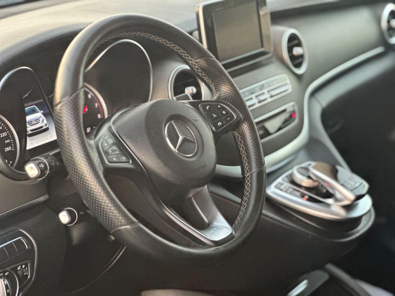 مرسيدس بنز V 250 موديل 2019 خليجي حاله ممتازه من الداخل والخارج صبغ الوكاله مالك واحد من الوكاله