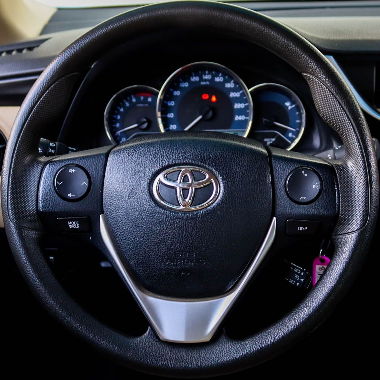 تويوتا كورولا سيارة تويوتا كورولا SE (E170) موديل 2017، سيدان بأربعة أبواب، محرك بنزين سعة 1.6 لتر، ناقل حركة أوتو