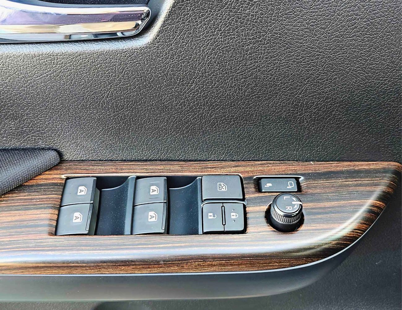 تويوتا هيلوكس SR5 | 2.7L V4 PETROL | A/T | PUSH START | WOODEN PANEL | 4WD (C0DE # 69008)