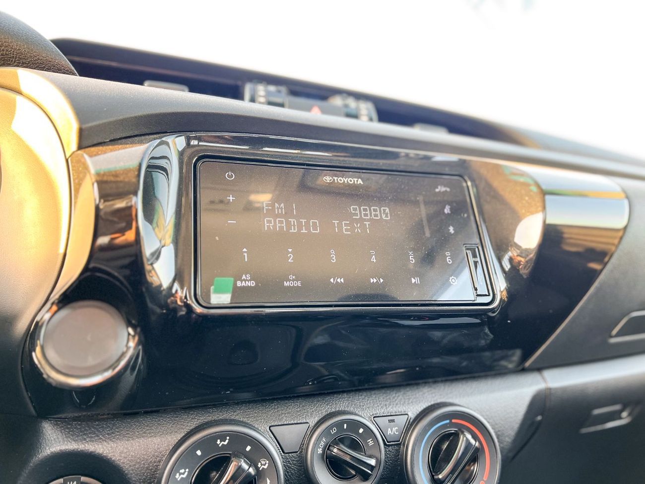 Toyota Hilux EXPORT PRICE - TOYOTA HILUX SC DLX 2.4L DSL