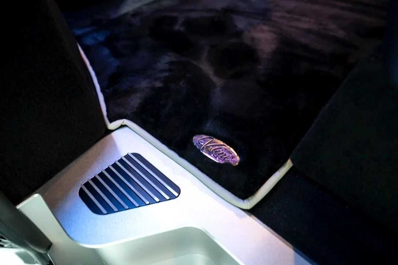 مرسيدس بنز V 300 NEW ARRIVAL 2026 MODEL VIP MERCEDES GCC V300 with ADDITIONAL REAR AC - 2 Years Warranty by VLINE