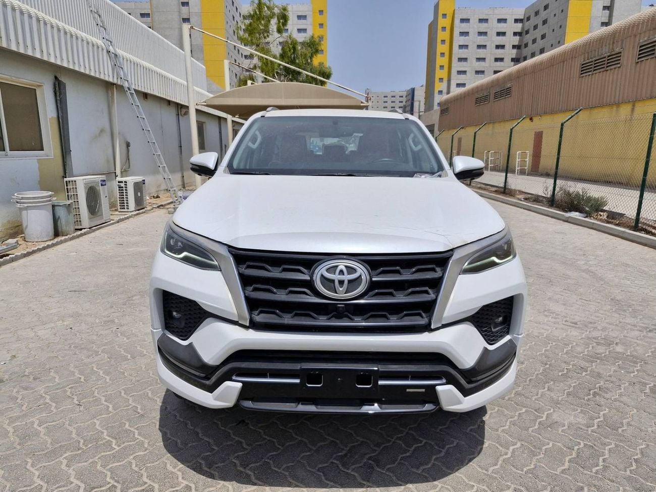 تويوتا فورتونر Fortuner 4x4 4.0L  V6- 25YM