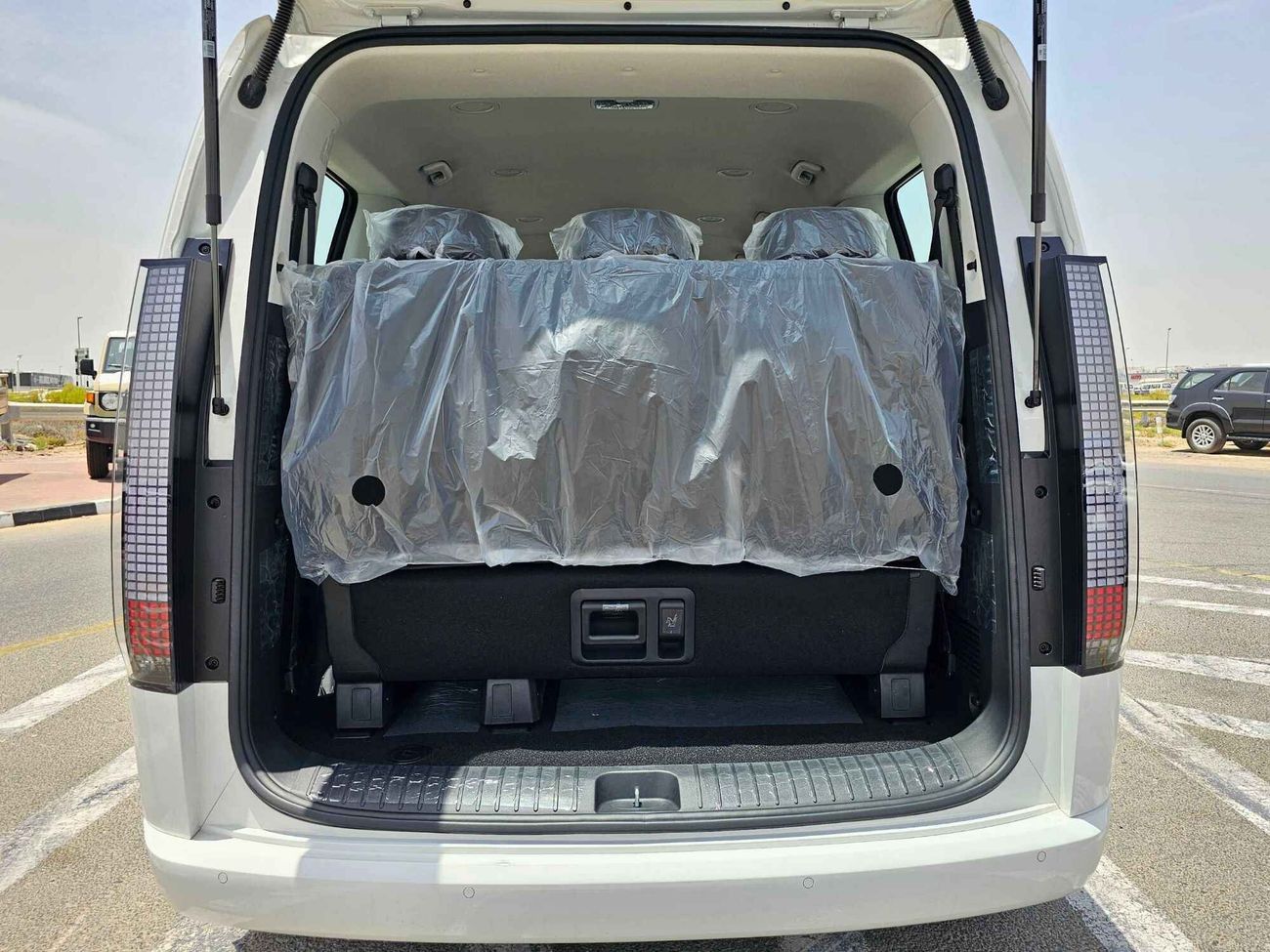 هيونداي ستاريا 3.5L V6  PETROL A/T / PUSH START / COMFORT 11 SEATER (CODE # 67981)