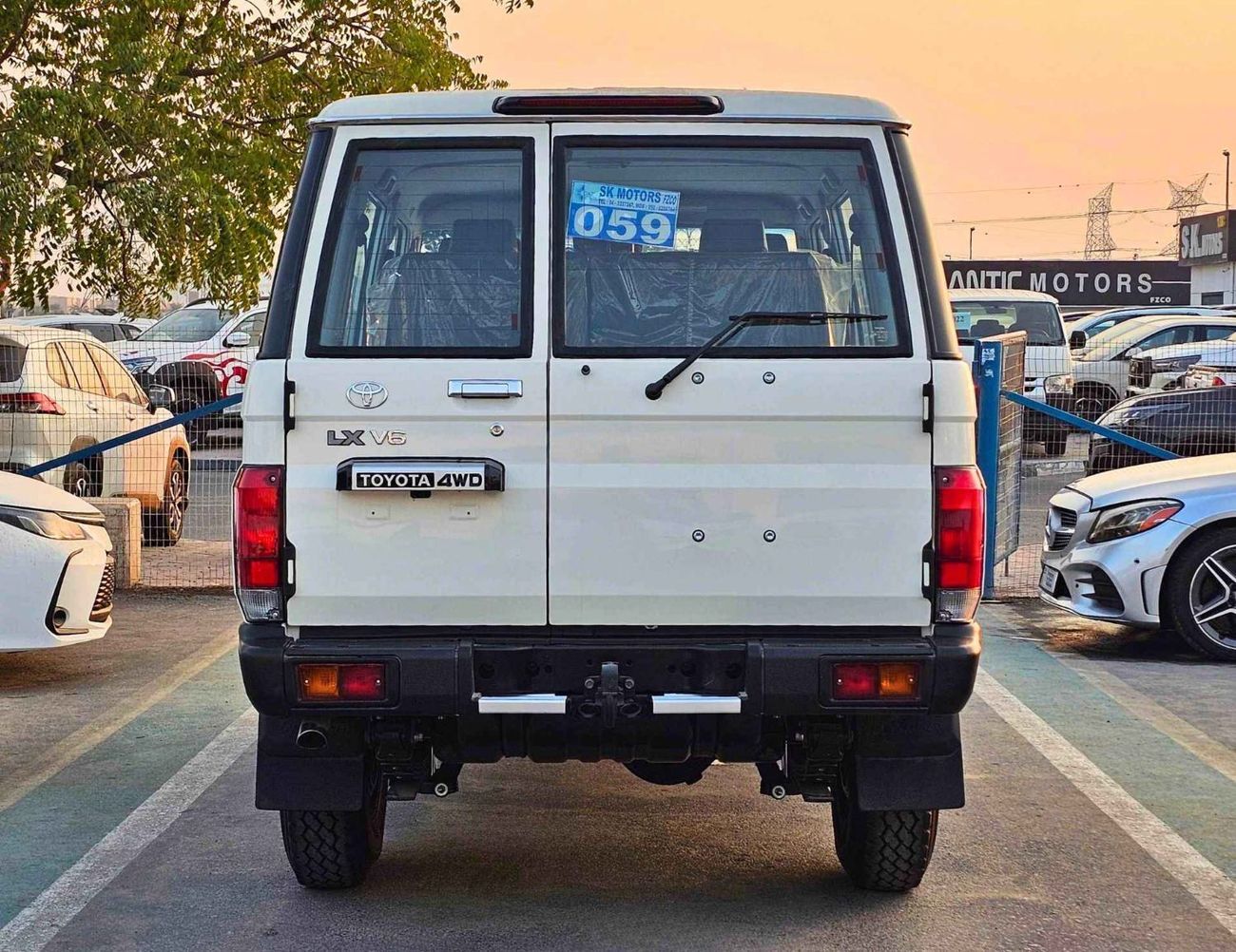 تويوتا لاند كروزر 70 LC76 LX /4.0L PETROL V6 M/T / CHROME HANDLE & MIRRORS / REAR CAMERA (CODE # 76PME)