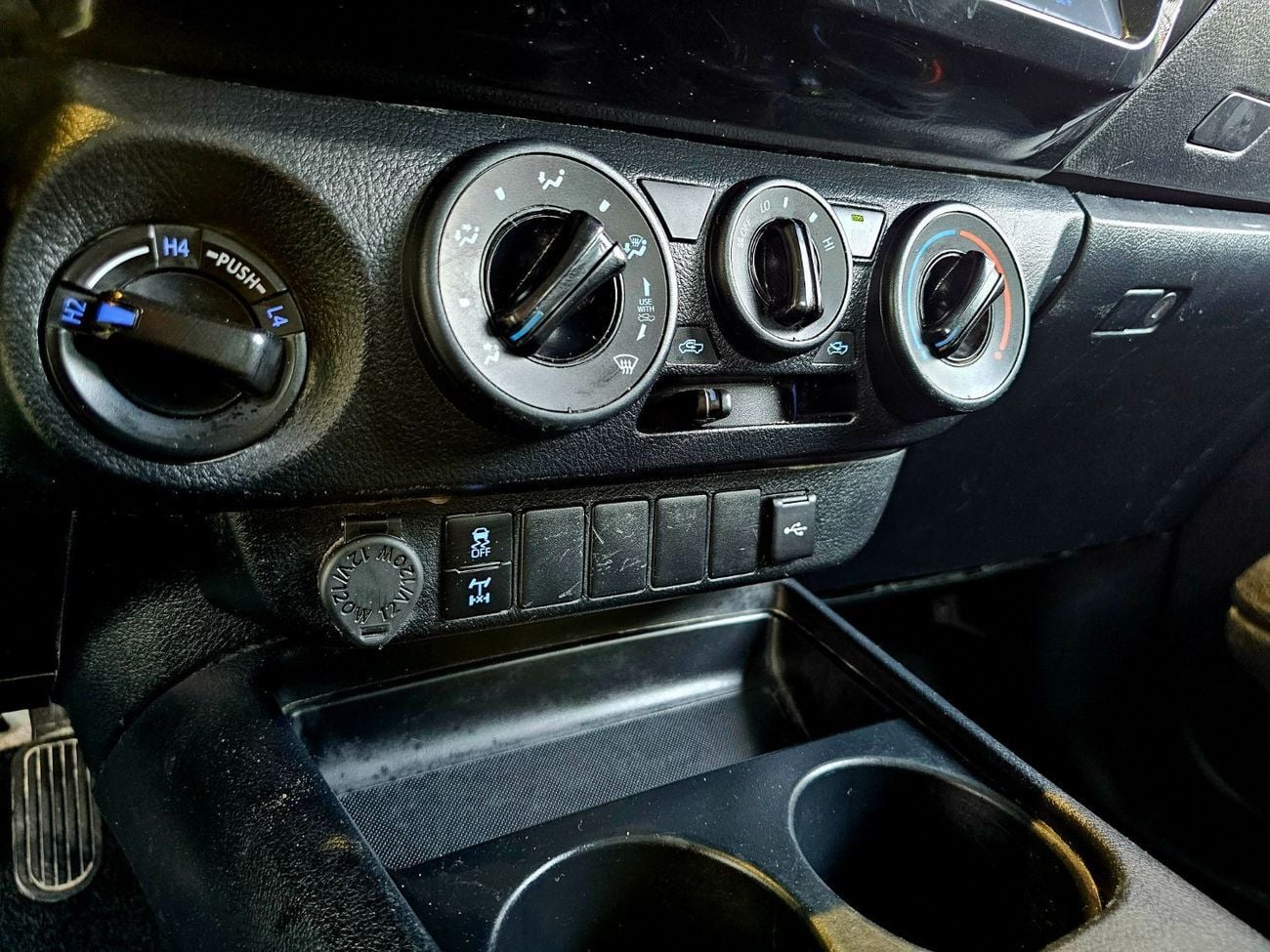 تويوتا هيلوكس SGLX HILUX DIESEL / AUTOMATIC / WIDE BODY/ AUTO WINDOWS / FULL OPTION