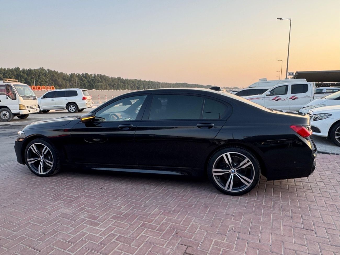بي أم دبليو 750Li Luxury M Sport Package 4.4L