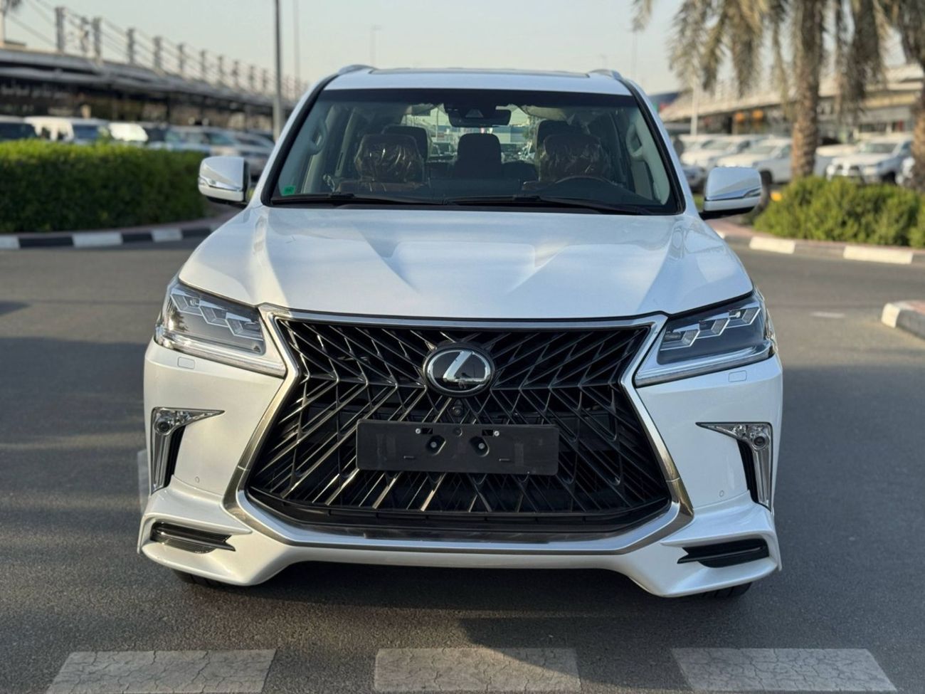 Lexus LX 570 Signature 5.7L GCC SPEC NEAT AND CLEAN LESS KILOMETER