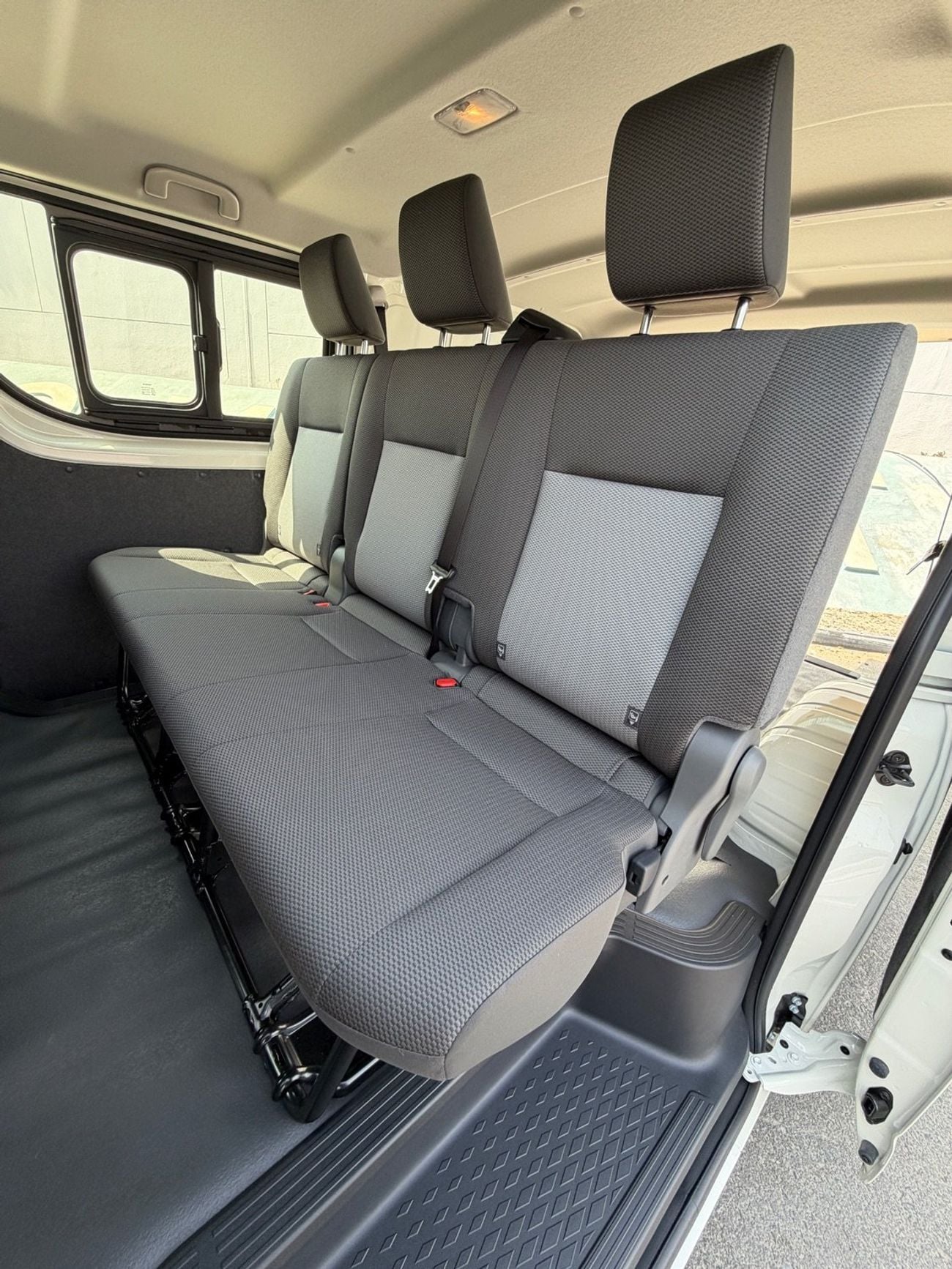Toyota Hiace GL TOYOTA HIACE 6 SEATER GLASS VAN