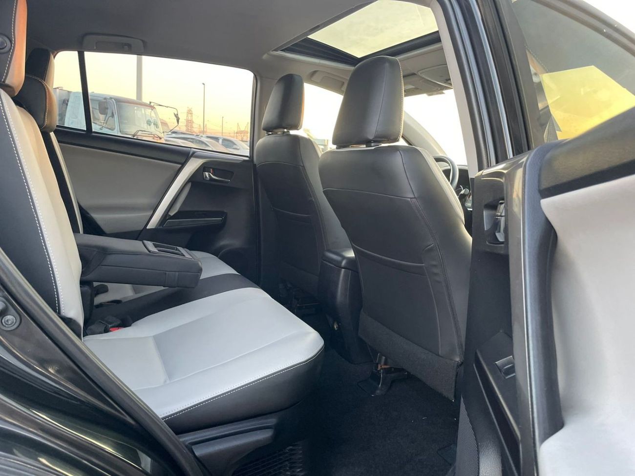 Toyota RAV4 2018 Toyota Rav4 XLE 4x4 Full Option Push Start - Sunroof - Hybrid Fuel - 40,000 Mileage