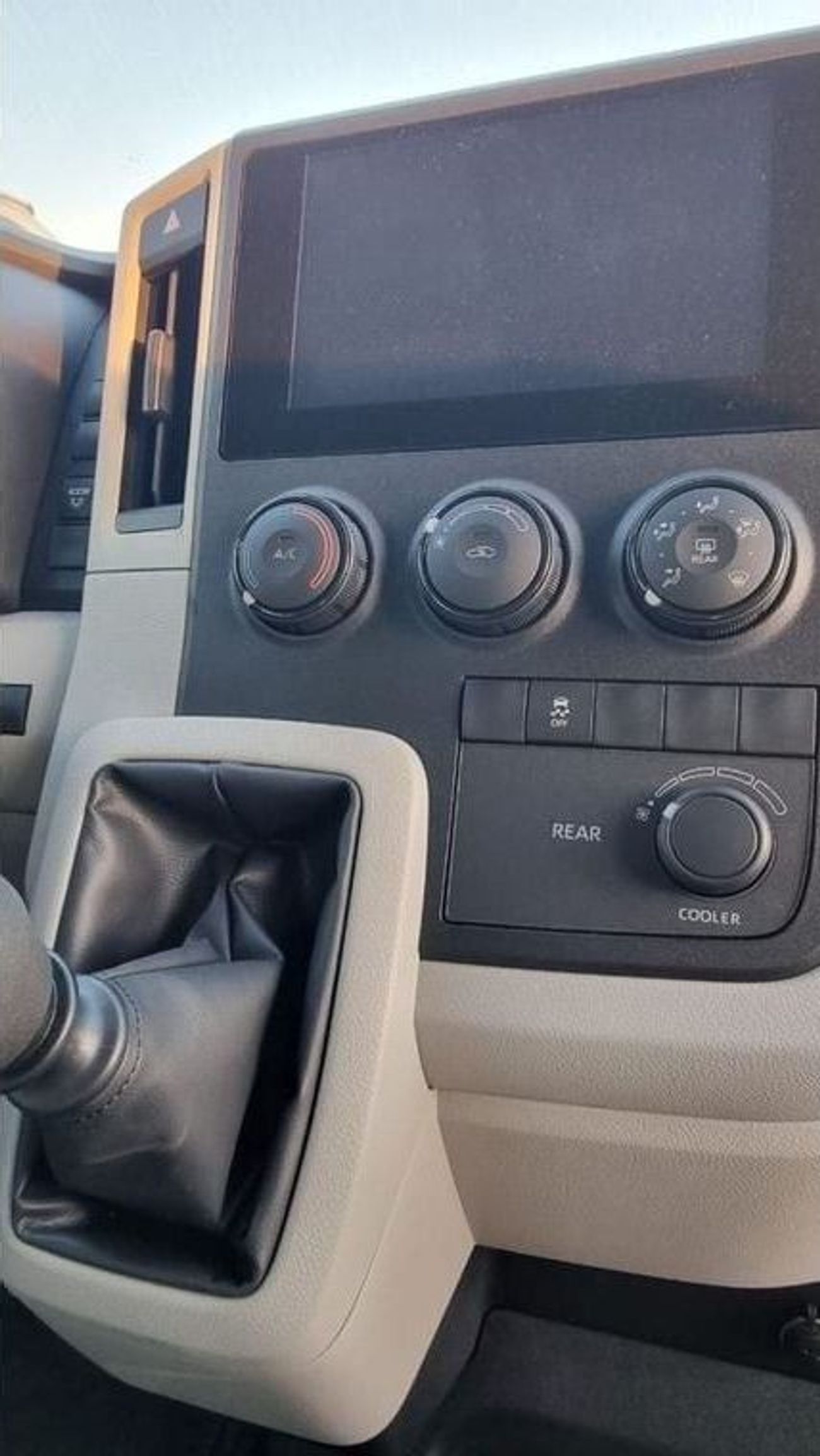 تويوتا هاياس TOYOTA HIACE HIGHROOF 2.8L DIESEL M/T 2025