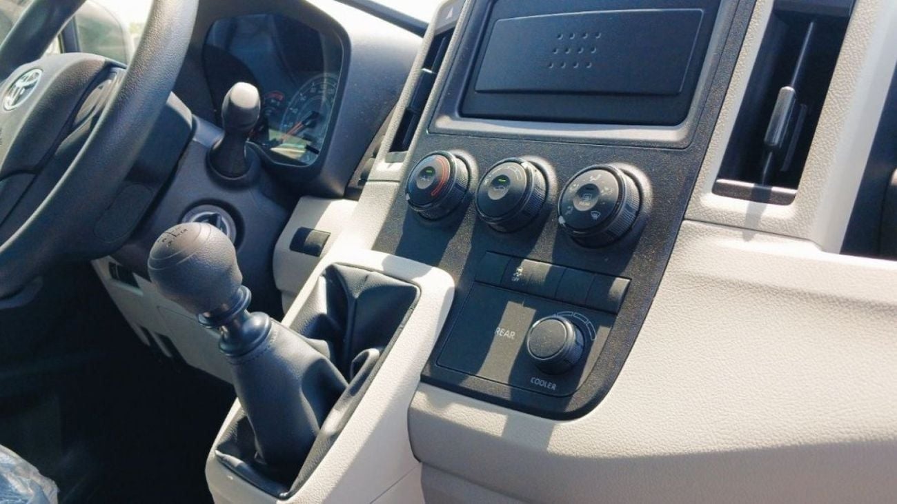Toyota Hiace DLS - STD ROOF Toyota HiAce 2.8L Diesel Manual 13-seater  2025YM