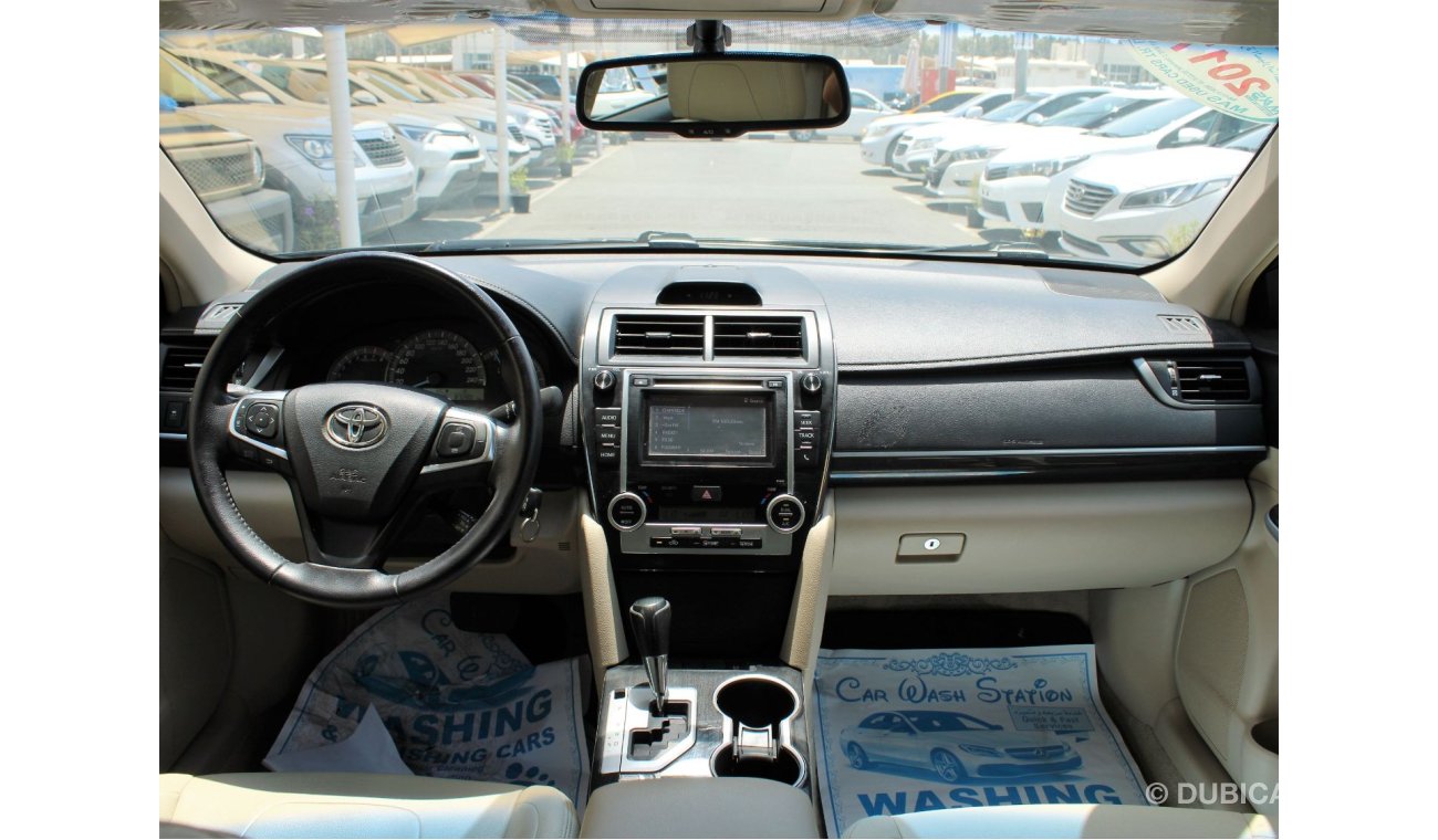 Toyota Camry PLATINUM - ORIGINAL PAINT - GCC - CAR IS IN PERFECT CONDITION INSIDE OUT