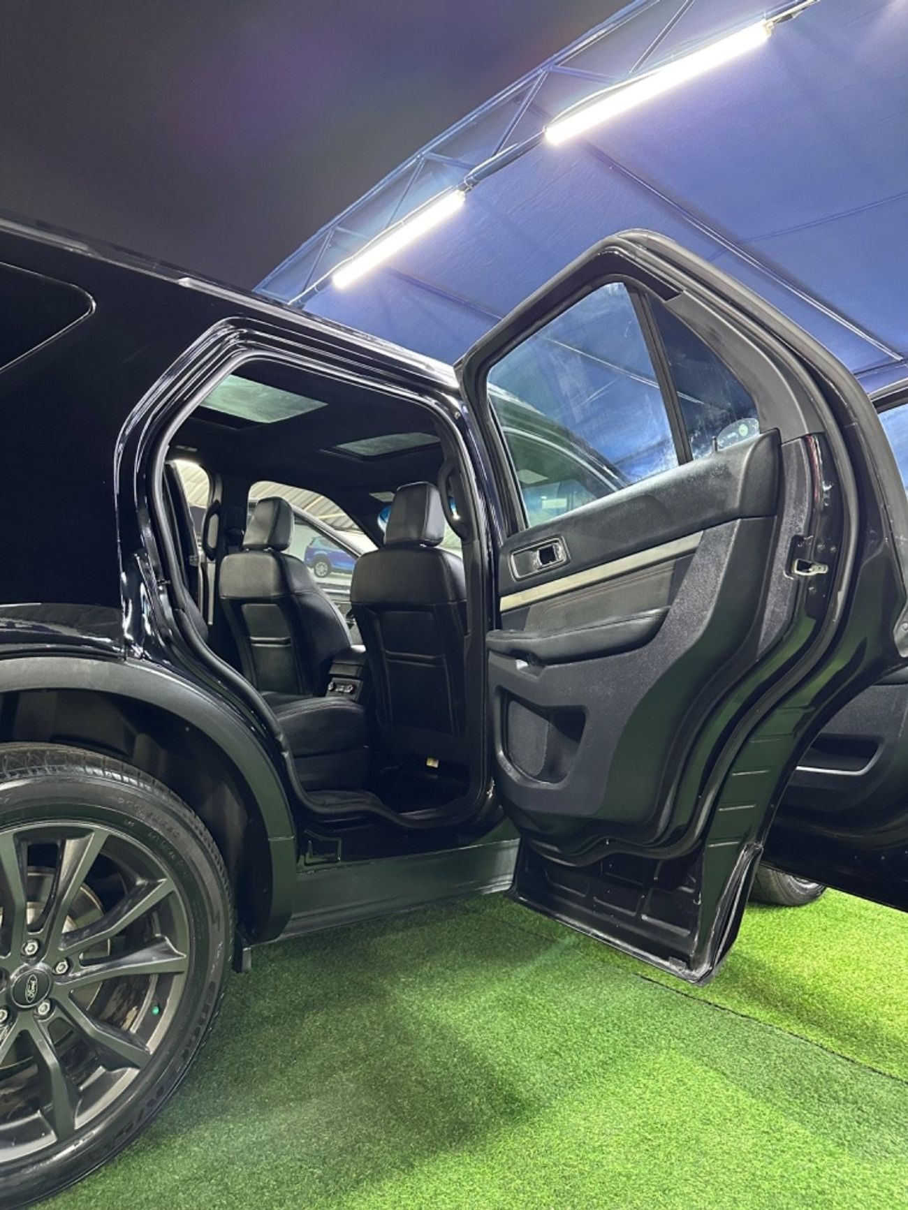 فورد اكسبلورر سبورت تراك فورد اكسبلورر بحالة جيدة. 2019 بمحرك 2.3 تيربو 4wd عداد 72000 كم 7 مقاعد على بانورا