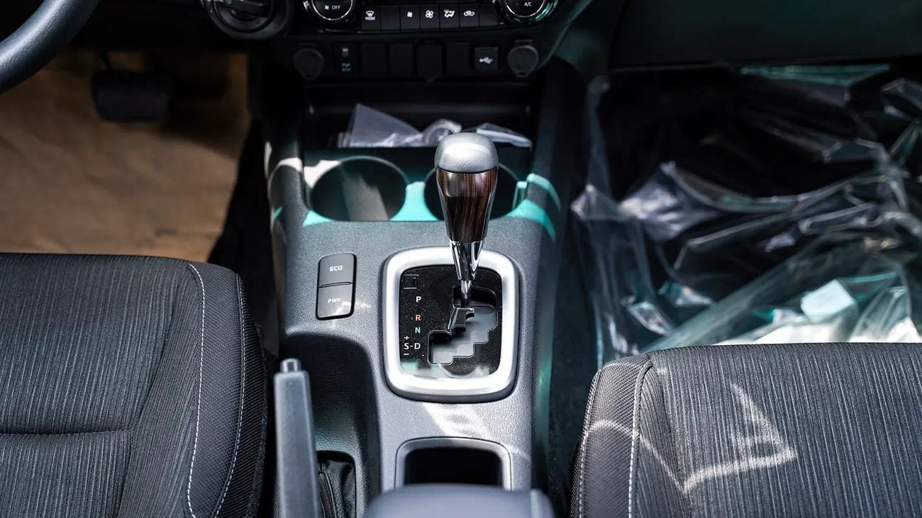Toyota Hilux SR5 (NON GCC) D/C A/T 4.0L V6 GCC Specs