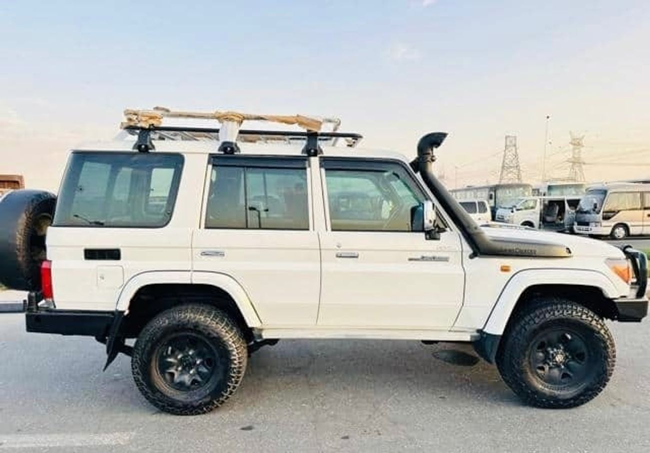 تويوتا لاند كروزر بيك آب 2013 RHD Diesel Full Option Top of the range Very clean and perfect condition