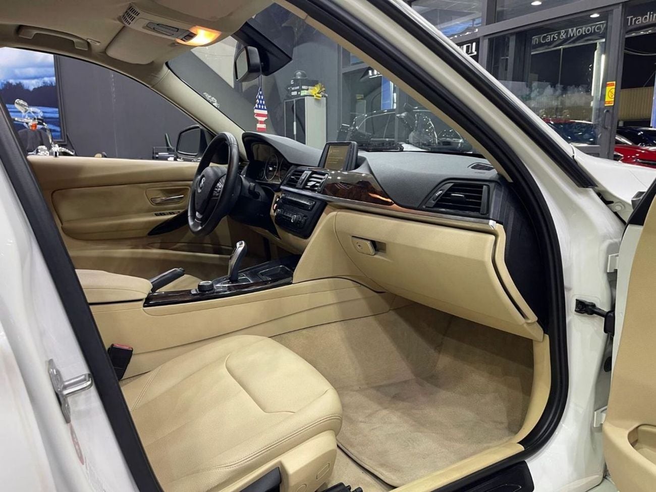 بي أم دبليو 320 Exclusive 2.0L BMW 3 Series 320 2014