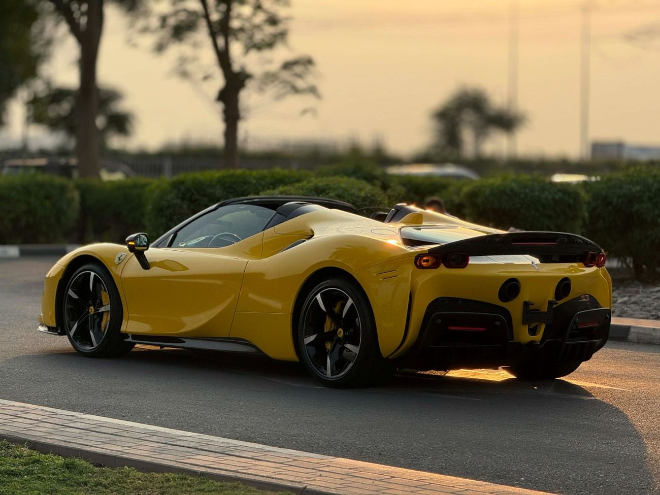 فيراري SF90 سبيدر GCC SPEC NEAT AND CLEAN UNDER WARRAANTY