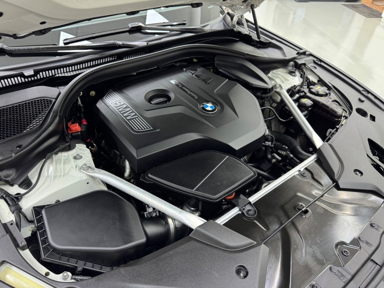 بي أم دبليو 520i Std 2.0L