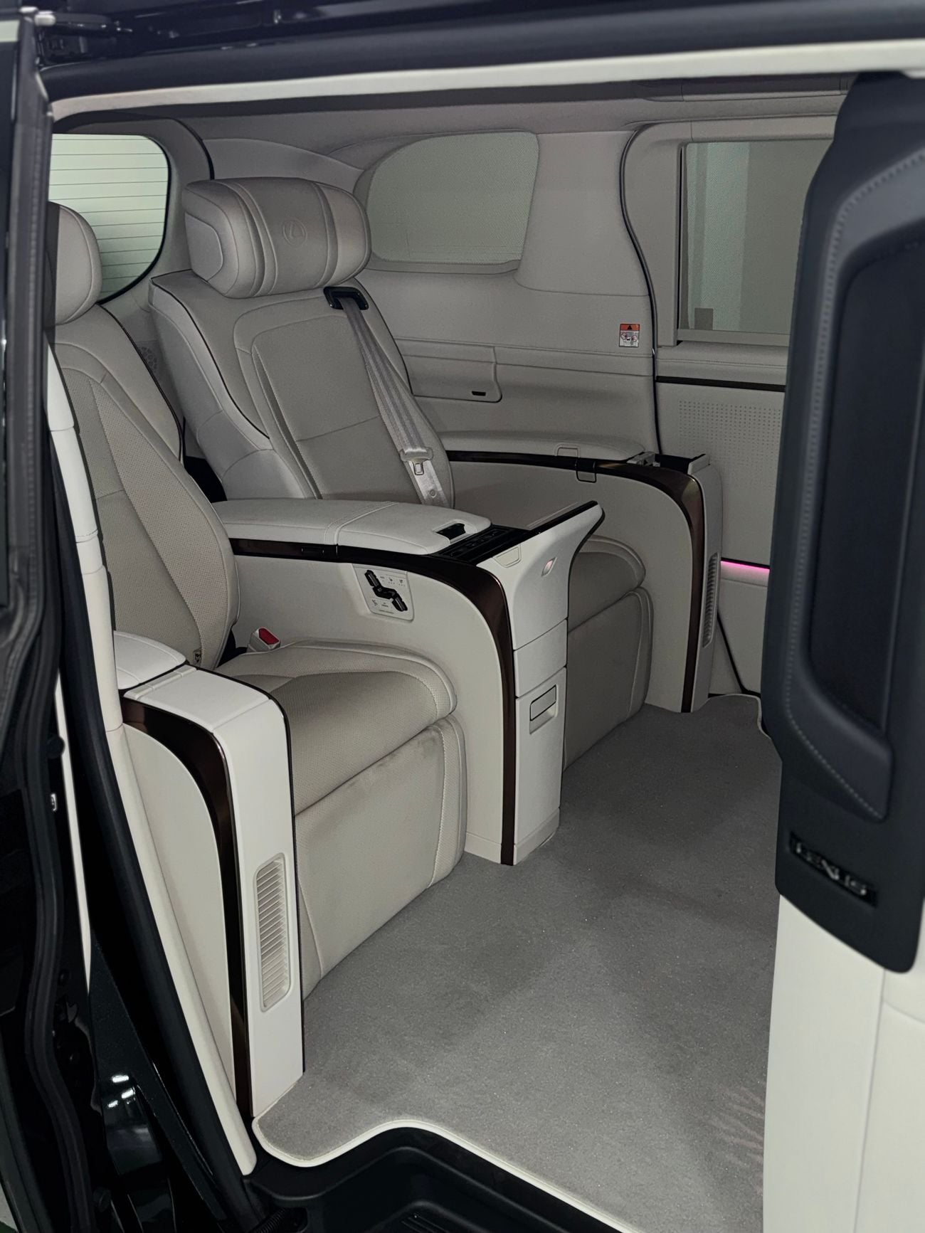 Lexus LM 350h 4 Seats (VIP Configuration)