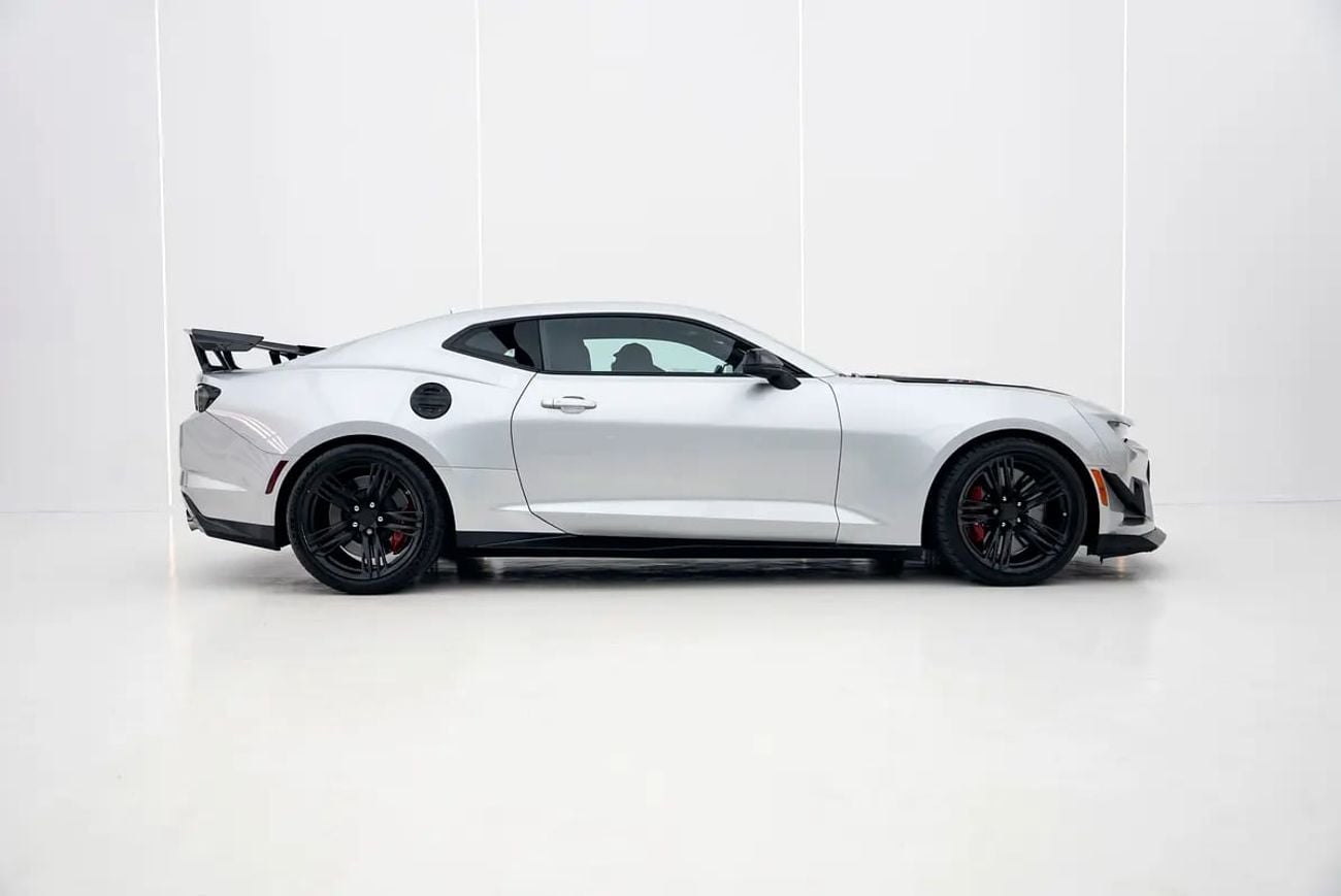 شيفروليه كامارو ZL1 ألياف الكربون 650 HP LT4 V8 | ZL1 1LE TRACK PACKAGE | 6-SPEED MANUAL