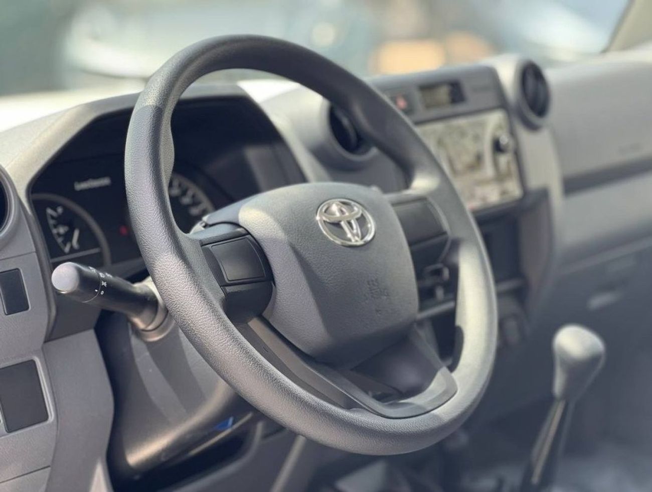 تويوتا لاند كروزر بيك آب LC79، محرك 4.2 لتر V6 ديزل، ناقل حركة يدوي // 2025 // خيار قياسي مع نوافذ كهربائية // عرض خاص // من 