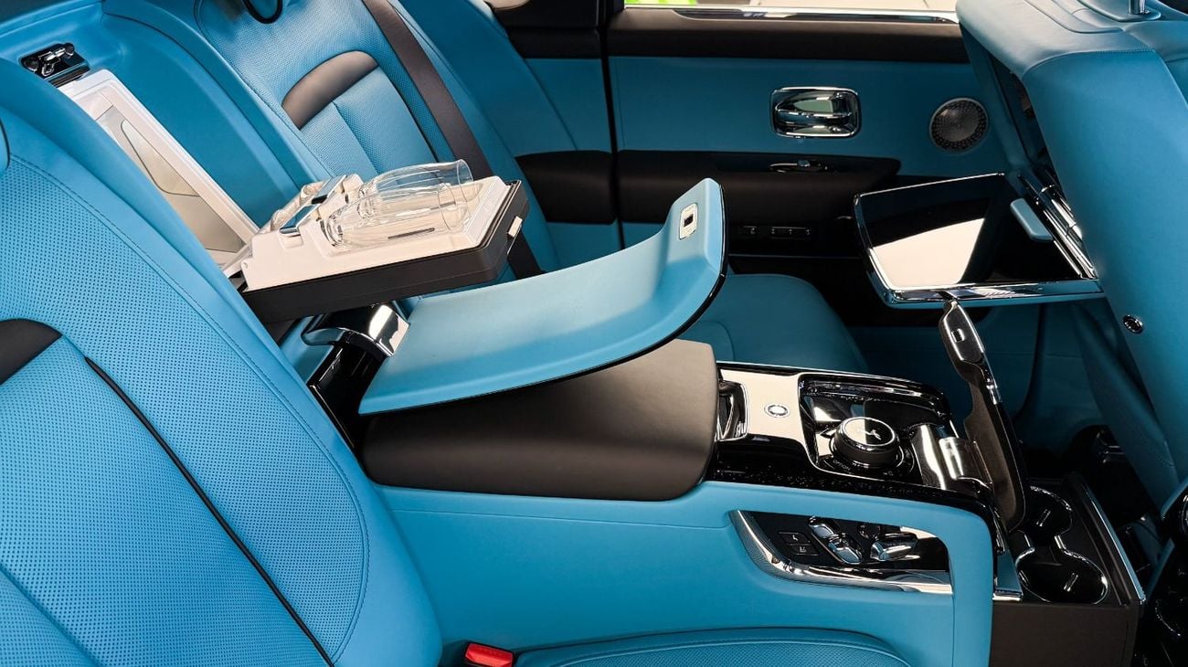 Rolls-Royce Cullinan Rolls Royce Cullinan - Silver Badge - 2026