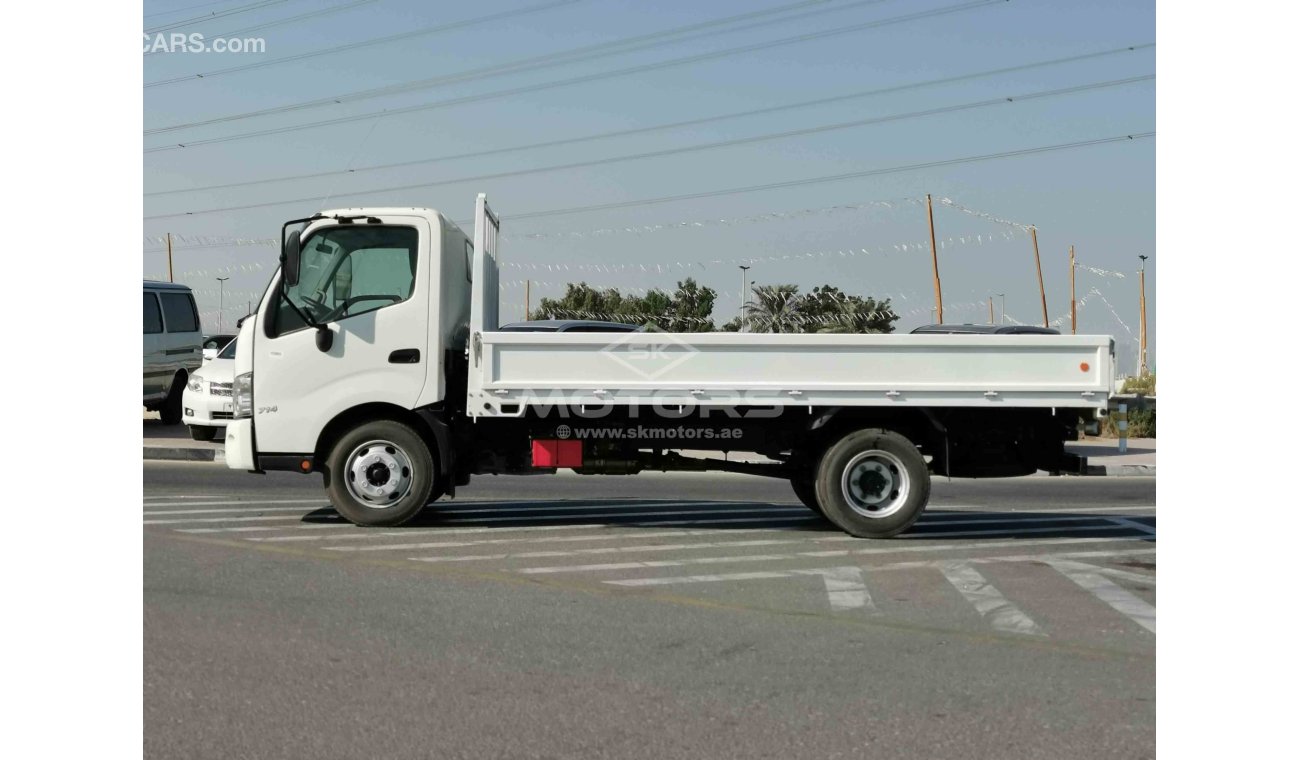 Hino 300 4.0L, DIESEL, 17.5" TYRE, KEY START, XENON HEADLIGHTS (CODE # HT300)