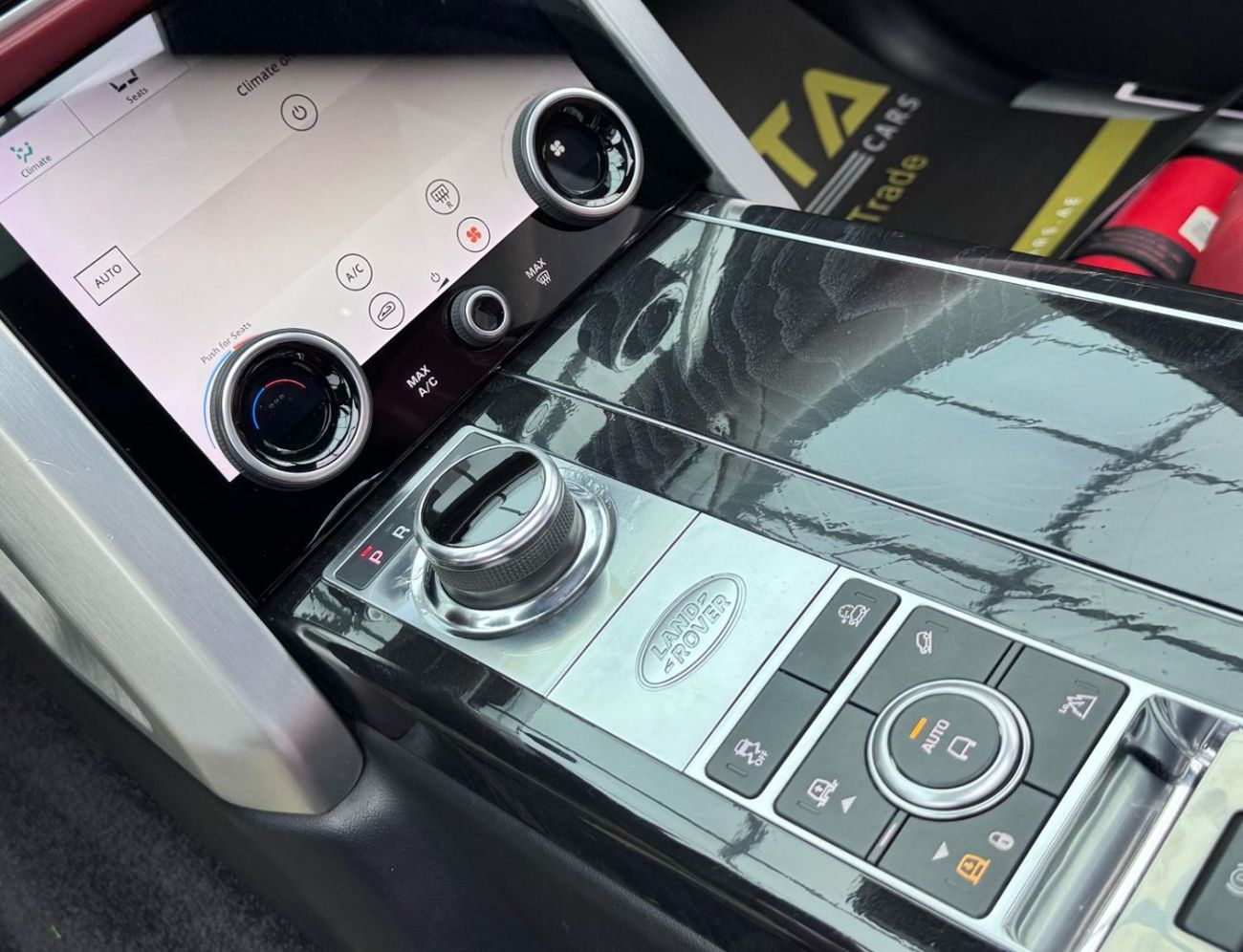 Land Rover Range Rover Vogue SE 5.0L 2018 Range Rover Vogue SE Supercharged V8, Full Service History, GCC