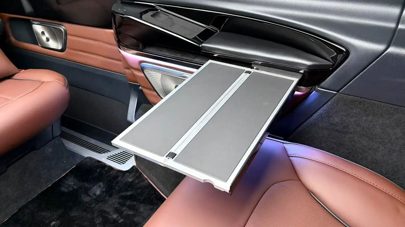 مرسيدس بنز V 300 ARRIVAL MODEL VIP MERCEDES GCC V300 with ADDITIONAL REAR AC - 2 Years Warranty by VLINE