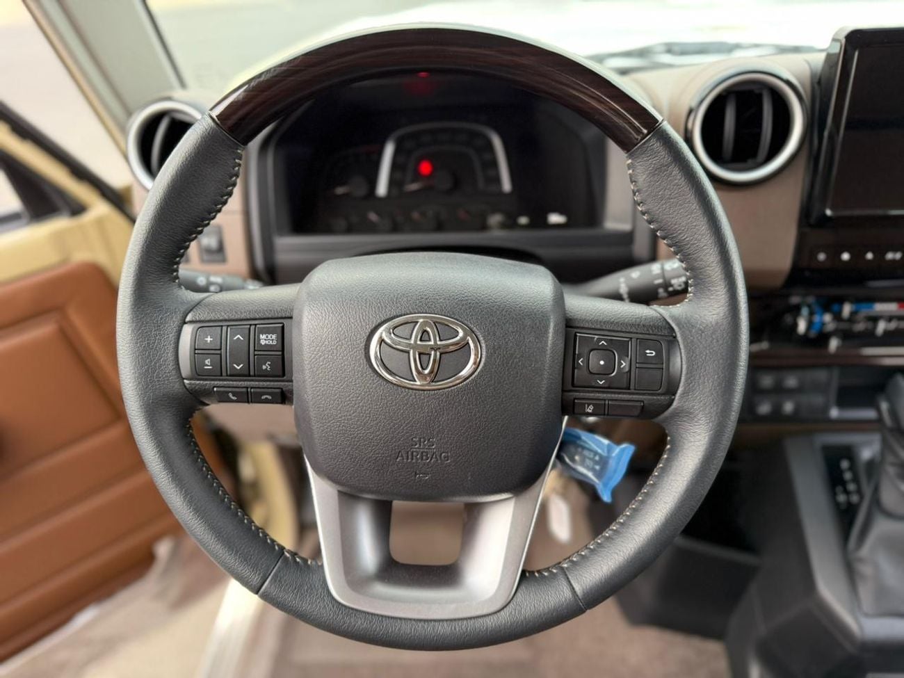 Toyota Land Cruiser 70 LX 2.8L FULL SAUDI WITH COOLING BOX AND COMPRESSOR