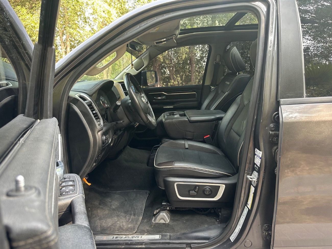 رام 1500 2022 Laramie | 5.7L HEMI V8 | 4x4 | Full Option | American Specs | Low mileage