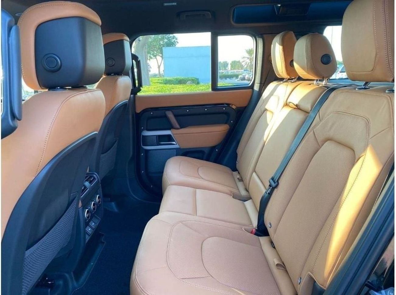 Land Rover Defender 110 HSE P400 3.0L GCC SPEC BRAND NEW UNDER WARRANTY AND SERVICE CONTRACT