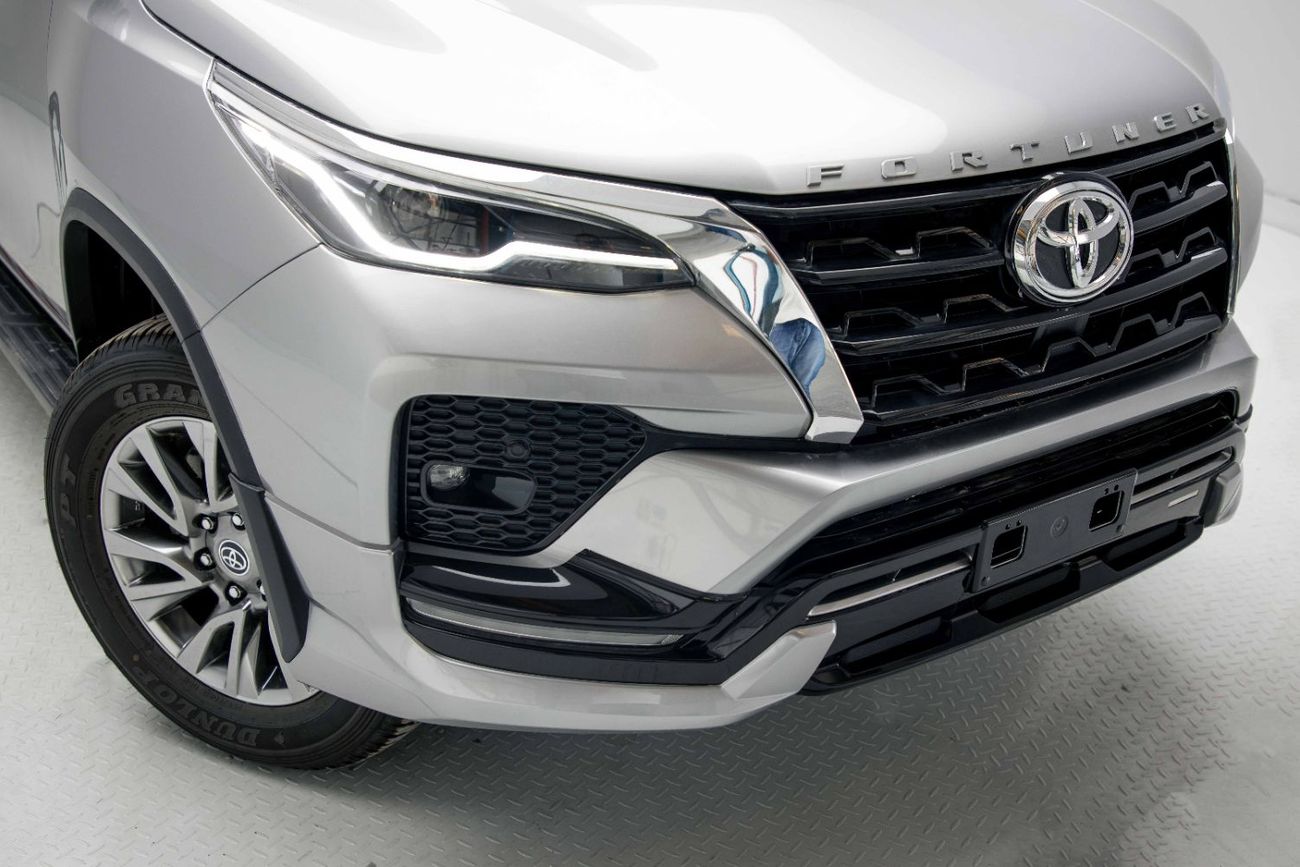 تويوتا فورتونر 4.0L - Silver Metallic Inside Black | Export Only