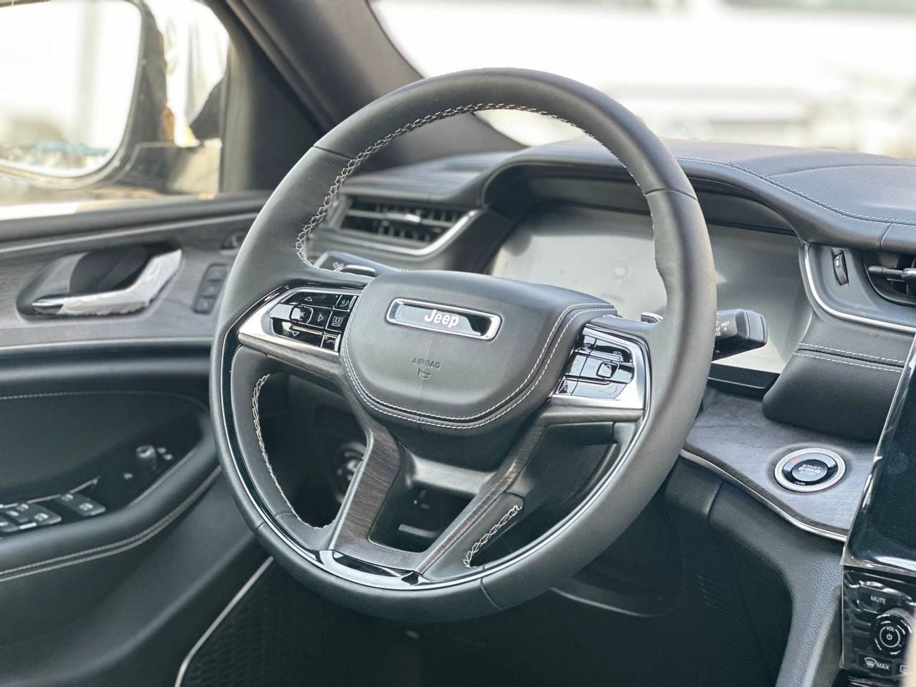 Jeep Grand Cherokee Overland 3.6L V6 PTR A/T // 2025 // Full Option with 360 Camera , Radar , Heating & Cooling & Massag