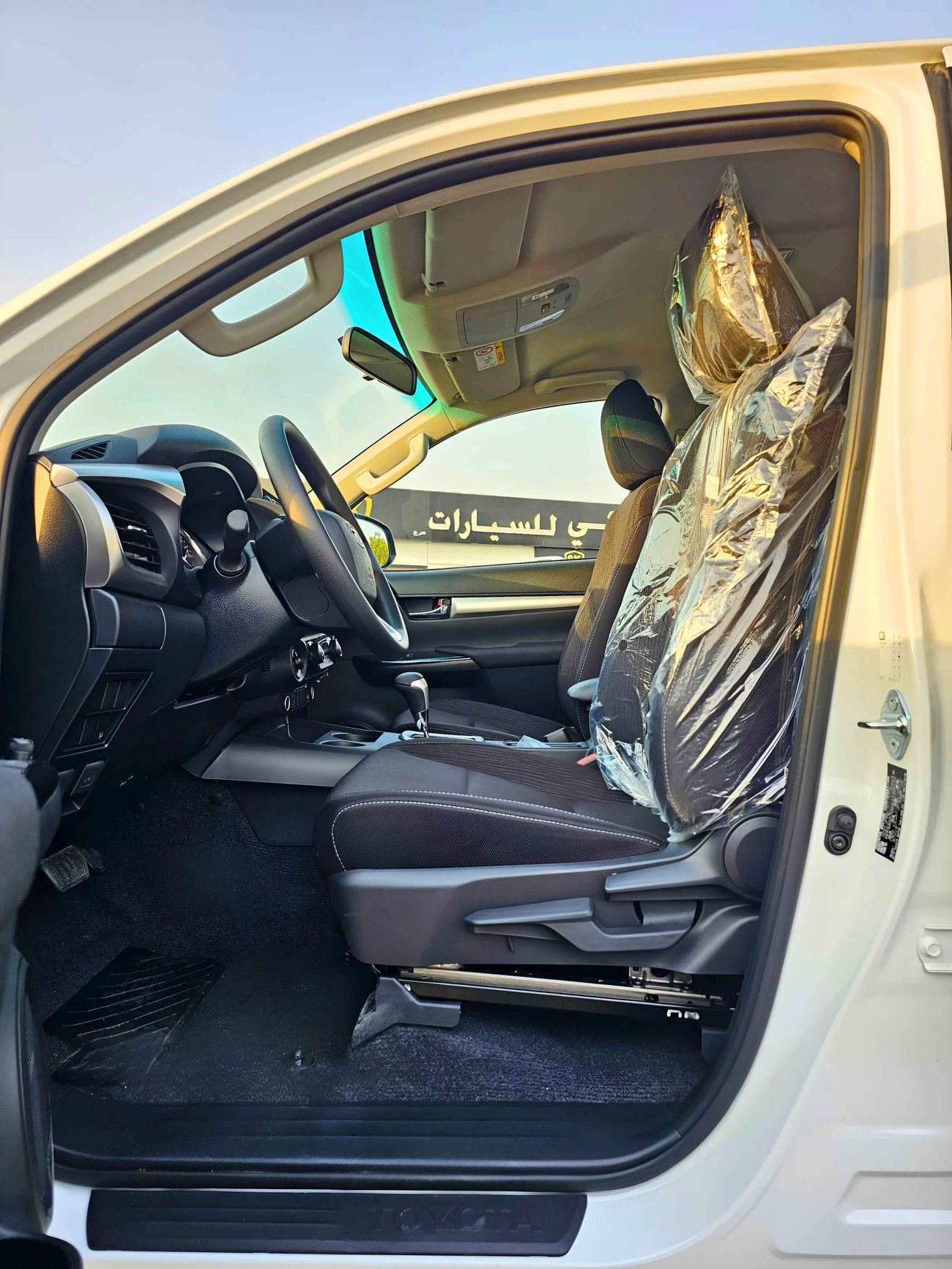 Toyota Hilux SR5/WIDE BODY/ DOUBLE CABIN / FULL OPTION / DIESEL AT 2.4L V4 4WD / CODE#SR5