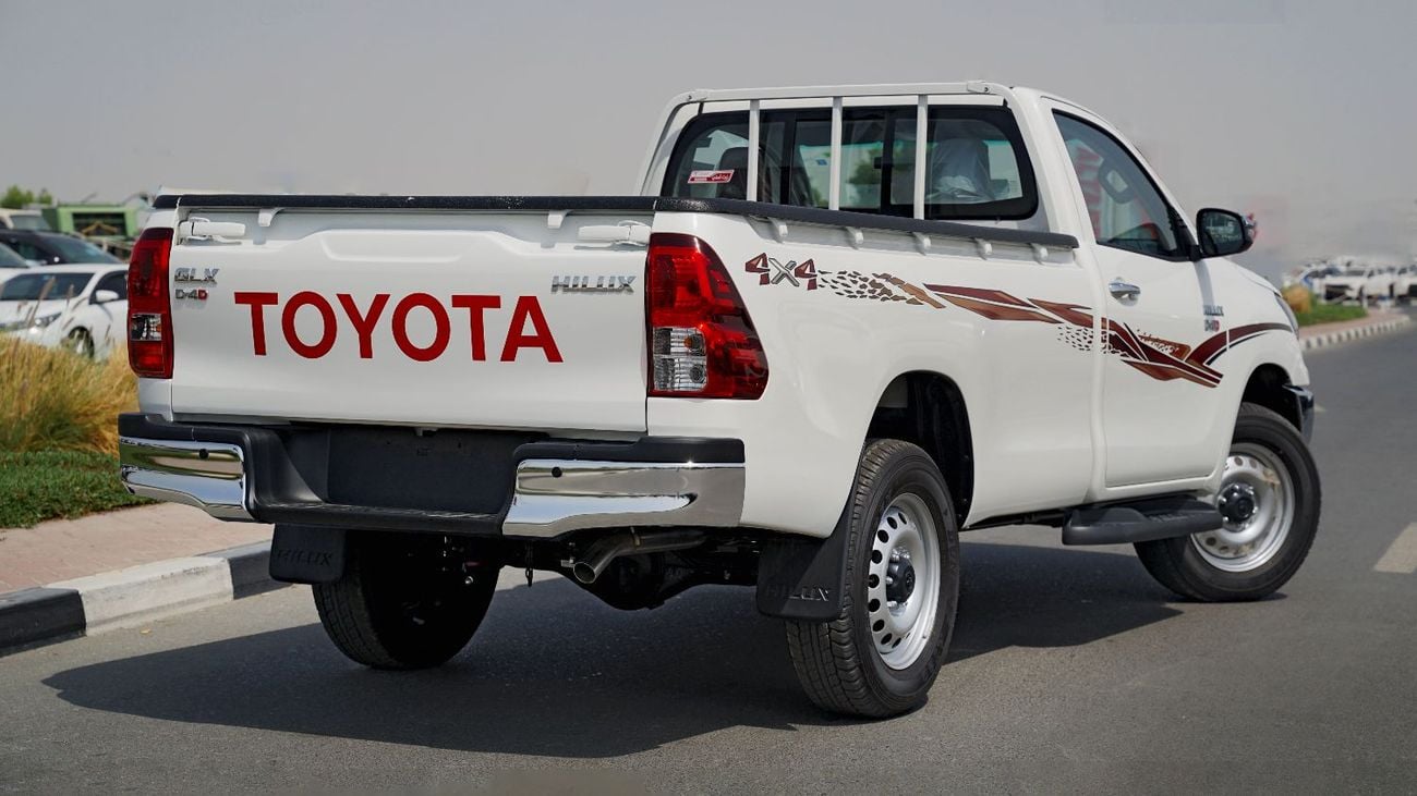 تويوتا هيلوكس GLX | 2.L 4x4 Manual Transmission | Touch Screen Display | Bed Liner | D-4D