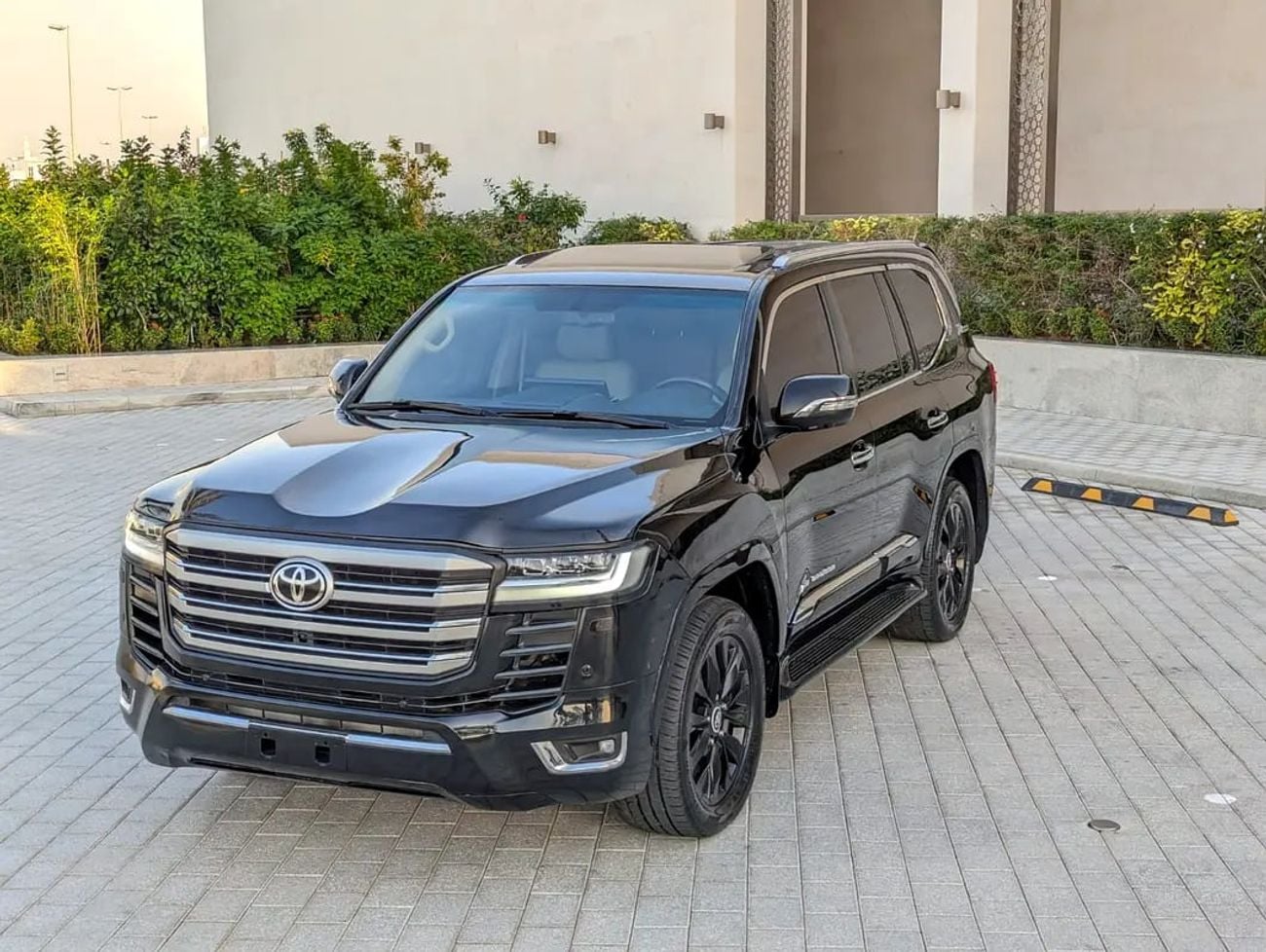 Toyota Land Cruiser FACELIFTED VXR V8 FULL OPTION GCC IN EXCELLENT CONDITION