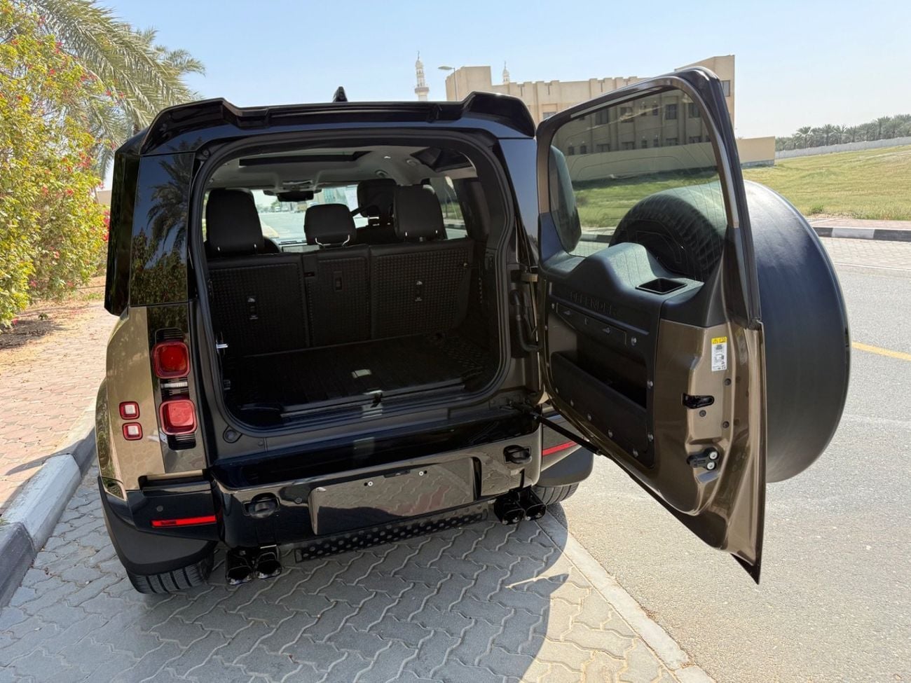 Land Rover Defender P400 110 SE 3.0L (5 Seater)
