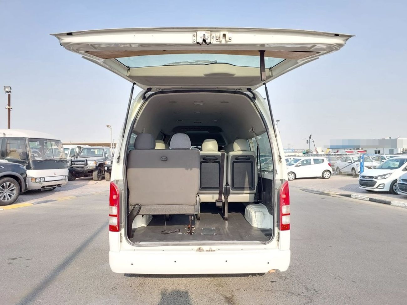 تويوتا هاياس TOYOTA HIACE COMMUTER VAN RIGHT HAND DRIVE(PM64467)