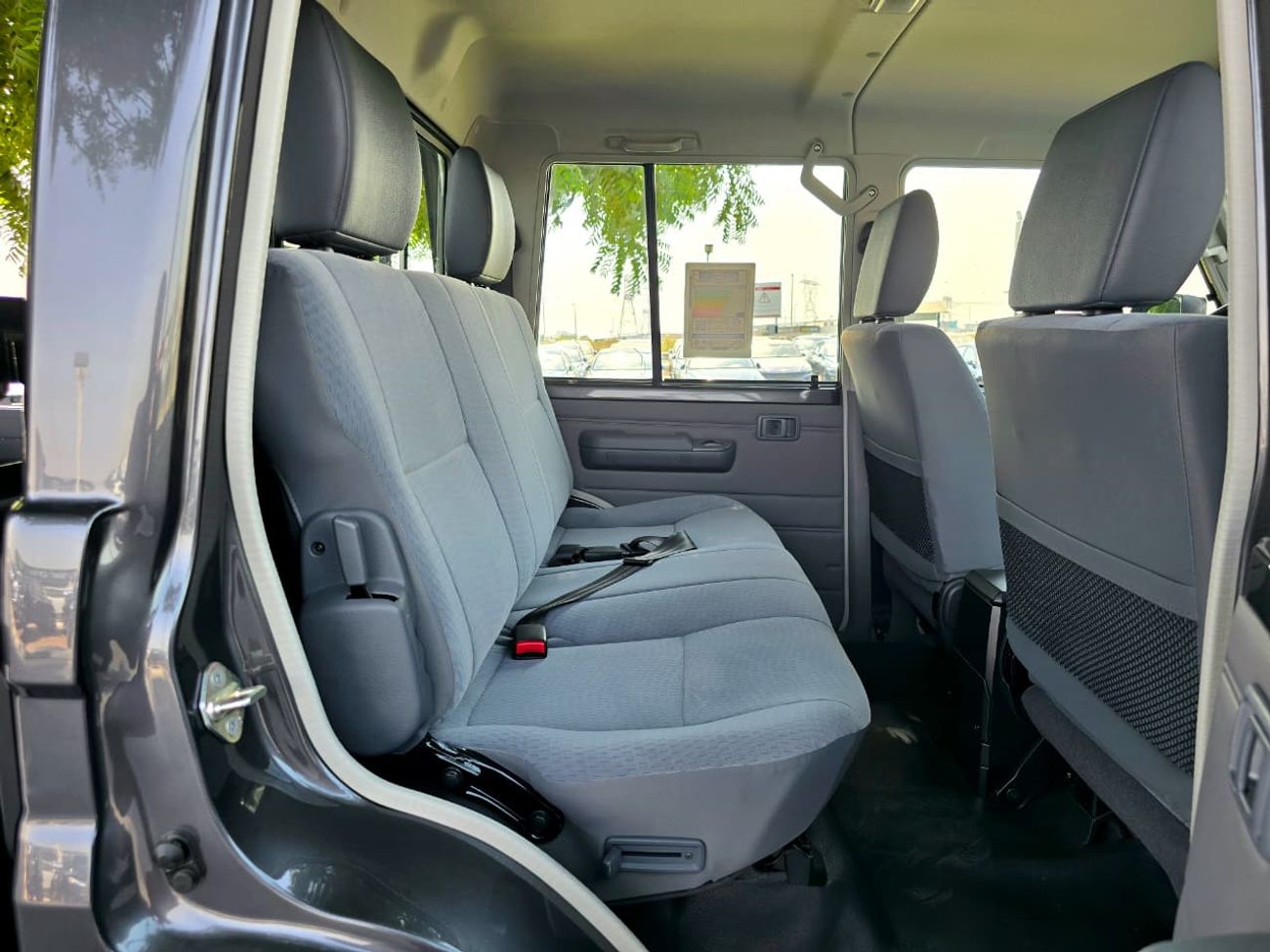 Toyota Land Cruiser LC79 DC PETROL 4.0 AT - DIFF LOCK - STD - 2025 MODEL - GRAY INSIDE GRAY - GCC SPECS