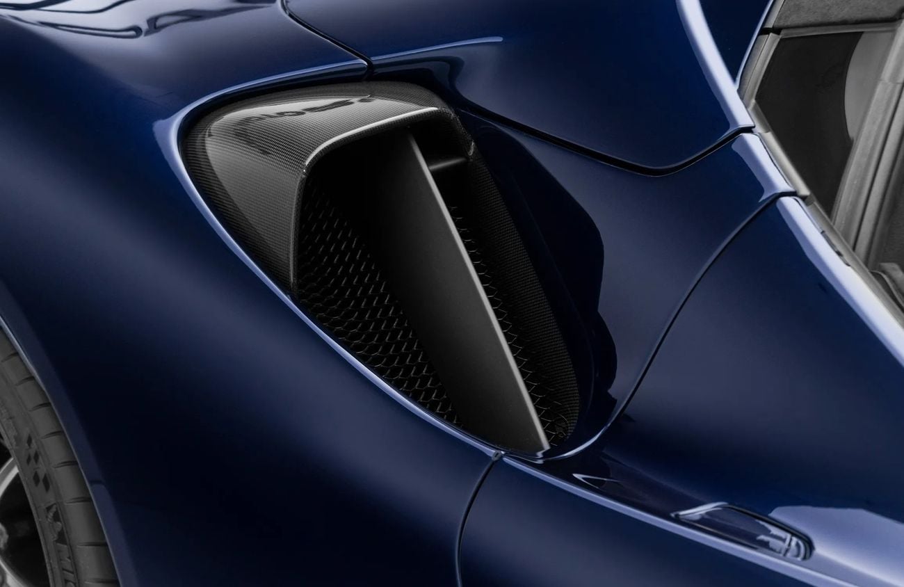 فيراري SF90 سبيدر 4.0L Twin-Turbocharged V8 + 3 Electric Motors