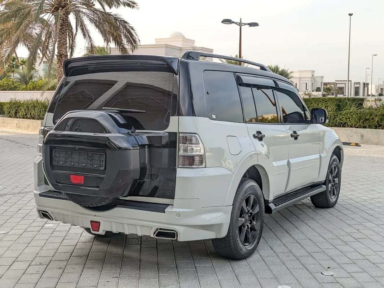 ميتسوبيشي باجيرو MODIFIED SIGNATURE EDITION GLS MID V6 3.5L GCC IN EXCELLENT CONDITION