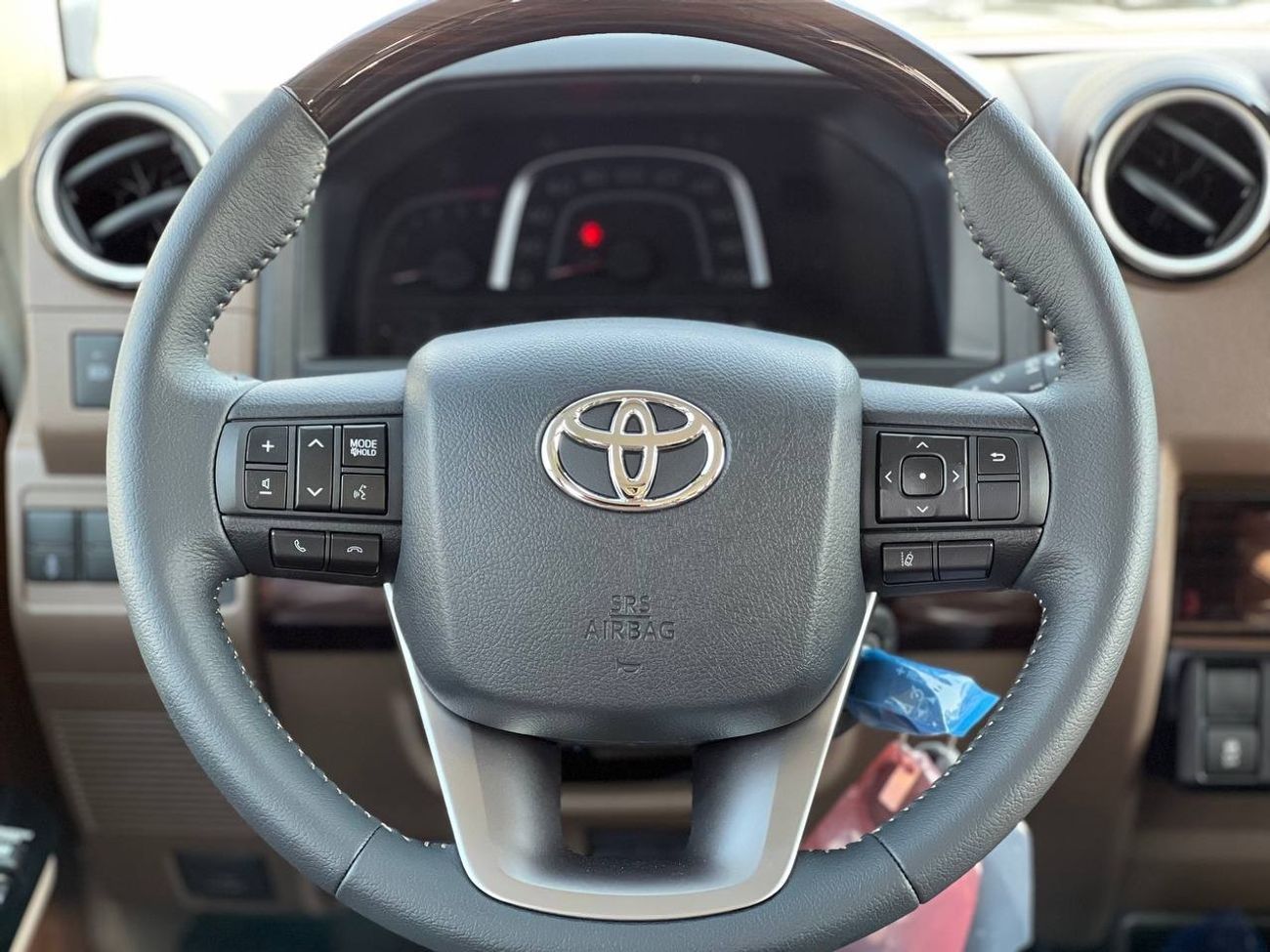 تويوتا لاند كروزر 70 LC76 2.8L TURBO DSL A/T // 2025 // FULL OPTION WITH RADAR , DIFF LOCK , DVD & BACK CAMERA // SPECIAL